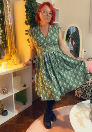  Lady Vintage Eva Dress in Potions Print - Kitty Deluxe Selfie